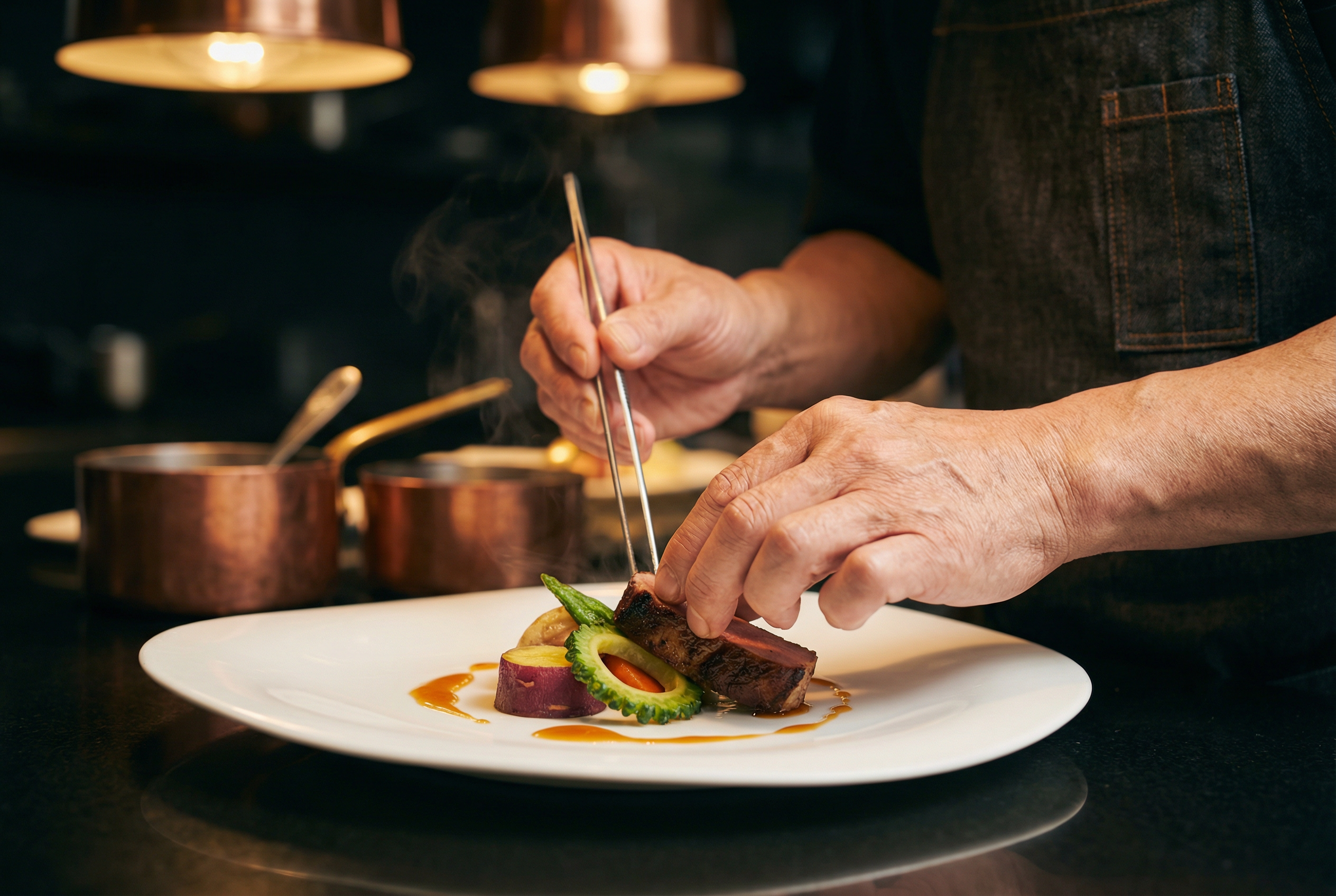 シェフが今帰仁アグーをプレーティングする様子